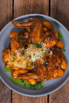 Pieczone skrzydełka kurczaka, fasolka, parmezan to przepyszny domowy obiad