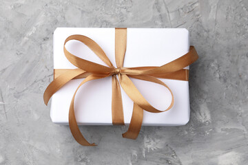 Obraz premium Beautiful gift box on textured grey background, top view