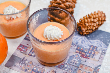 ホイップクリームをのせた柿プリン