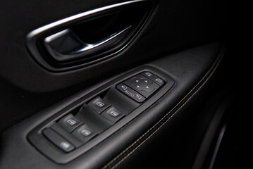 Commande de vitres électriques et poignée intérieure de portière de voiture en gros plan