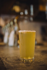 タップルームで注がれたクラフトビールのクローズアップ