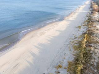 Plaża, nadmorski krajobraz widziany z drona. Polska.
