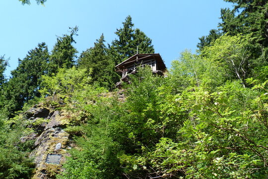 Wanderh&uuml;tte Schwalbenstein auf Felsen im Th&uuml;ringer Wald