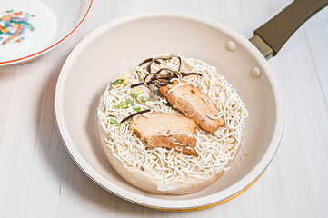 鍋で作る冷凍ラーメン