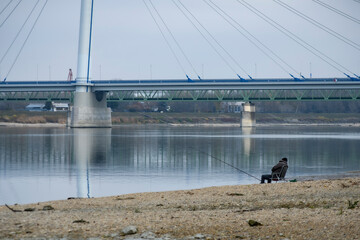 Horg&aacute;sz a foly&oacute;parton, h&aacute;tt&eacute;rben h&iacute;d