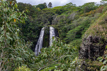 Wasserfall auf den hawaiianischen Inseln. Kawaii Wasserfall in der Natur.