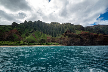 Kistenlinie von Kawaii. Insel im Südpazifik. Grüne Insel.