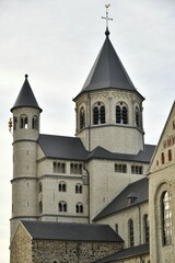 Obraz premium L'imposante collégiale Sainte-Gertrude sous un ciel gris à Nivelles (Brabant Wallon)