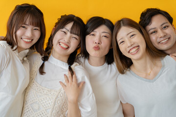 Obraz premium 仲良し5人グループの明るい笑顔