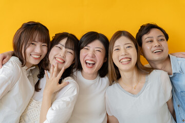 仲良し5人グループの明るい笑顔