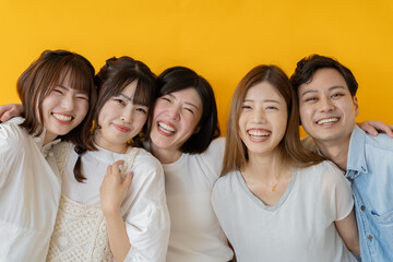 Fototapeta premium 仲良し5人グループの明るい笑顔