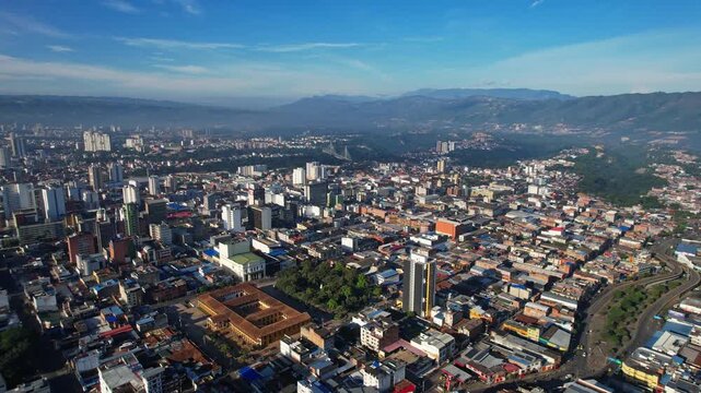 Ciudad de Buraramanga, Colombia, al Amanecer - Vista a&eacute;rea - 4k