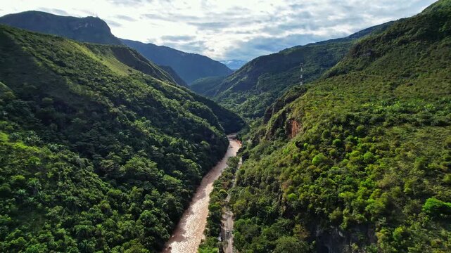 Ca&ntilde;on entre las monta&ntilde;as con un rio natural y una carretera