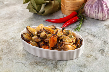Canned mussels in oil and spices
