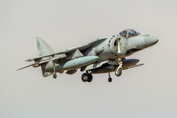 Fuerza aérea. Caza aterrizando