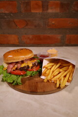 Combo de hamburguesa artesanal con papas fritas crocantes – comida rápida casera, fotografía gastronómica callejera, almuerzo tentador, menú sabroso, estilo rústico, fondo neutro, copetín tradicional