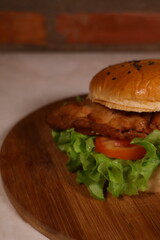 Sándwich de milanesa completo con tomate, lechuga, mayonesa y pan artesanal – comida rápida argentina, fotografía gastronómica callejera, almuerzo sabroso, estilo rústico, copetín tradicional