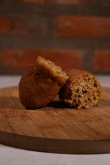 Croquetas caseras doradas y crujientes servidas en copetín tradicional – comida rápida artesanal, fotografía gastronómica callejera, tapa típica española, snack latinoamericano, estilo rústico sabroso