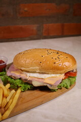 Combo de sándwich de lomito completo con papas fritas crocantes – comida rápida casera, fotografía gastronómica callejera, almuerzo sabroso, menú artesanal, estilo rústico, copetín tradicional