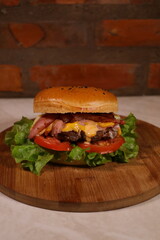 🏷️ Título SEO (exactamente 200 caracteres):
Hamburguesa artesanal casera con papas fritas, kétchup y salsa de ajo en copetín tradicional – comida rápida gourmet, fotografía de comida, rustica