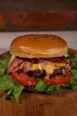 🏷️ Título SEO (exactamente 200 caracteres):
Hamburguesa artesanal casera con papas fritas, kétchup y salsa de ajo en copetín tradicional – comida rápida gourmet, fotografía de comida, rustica