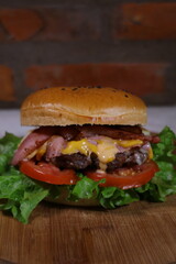 🏷️ Título SEO (exactamente 200 caracteres):
Hamburguesa artesanal casera con papas fritas, kétchup y salsa de ajo en copetín tradicional – comida rápida gourmet, fotografía de comida, rustica