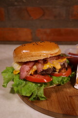 🏷️ Título SEO (exactamente 200 caracteres):
Hamburguesa artesanal casera con papas fritas, kétchup y salsa de ajo en copetín tradicional – comida rápida gourmet, fotografía de comida, rustica