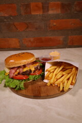 🏷️ Título SEO (exactamente 200 caracteres):
Hamburguesa artesanal casera con papas fritas, kétchup y salsa de ajo en copetín tradicional – comida rápida gourmet, fotografía de comida, rustica