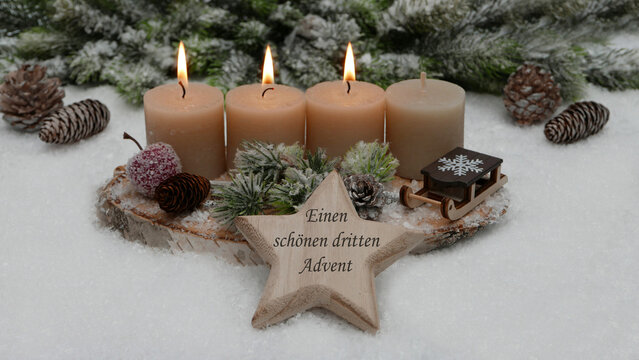 Dritter Advent: Adventskranz mit braunen Kerzen und einem h&ouml;lzernen Stern mit der Aufschrift &bdquo;Einen sch&ouml;nen dritten Advent&ldquo;.	
