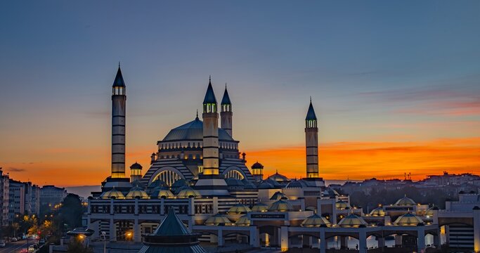 A magnificent view of Diyarbakır Saladin Eyyubi Mosque at sunset
