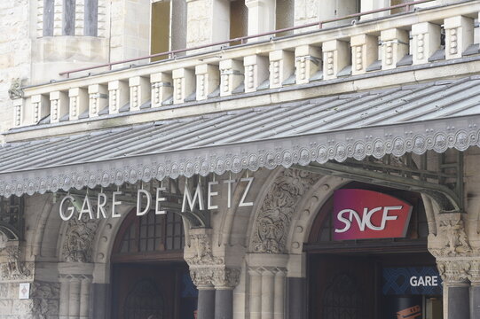 enseigne SNCF &agrave; la gare de Metz en Moselle