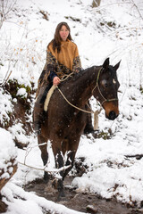 Frau mit Pferd in idyllischer Winterlandschaft