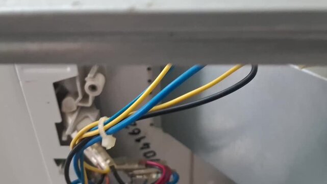 Electrical wiring of a microwave oven