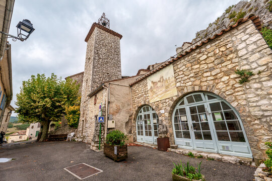 Fototapeta The narrow streets of the old village Trigance in Provence, France