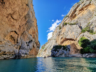 Fototapeta premium Boat trip on turquoise water of mountain canyon, Verdon Gorge in french Alps, Provence France.