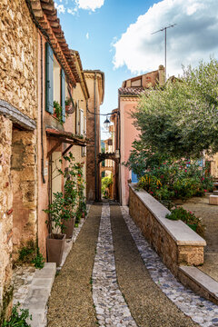 Fototapeta The narrow streets of the old village Moustiers Sainte Marie in France