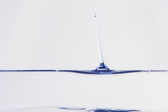 Side cut image of water with bubbles and splashes in a container