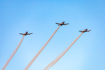 Aviones con cola de humo