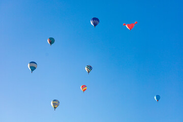 grupo de globos aerostáticos en el cielo