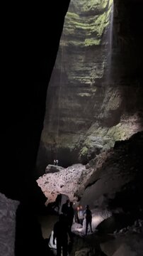 Aventura en la cueva la tronera, ubicada en Santander, Colombia