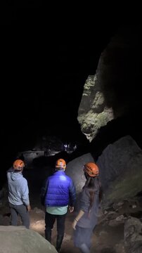 Aventura en la cueva la tronera, ubicada en Santander, Colombia
