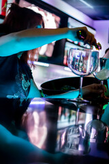 camarera haciendo un coctel en una discoteca