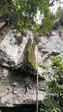 Aventura en la cueva la tronera, ubicada en Santander, Colombia