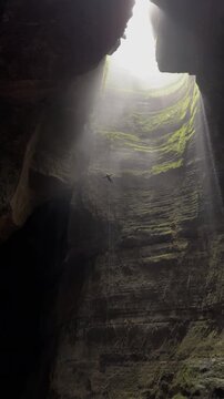 Aventura en la cueva la tronera, ubicada en Santander, Colombia