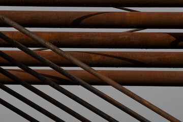 Zardzewiałe rury mostu