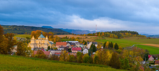 Panoramiczny widok na Sanktuarium Matki Bożej Wambierzyckiej 2025