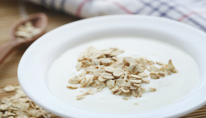 Oats with fresh yogurt