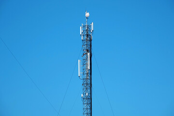 Obraz premium Maintenance staff at the work. High-altitude work. Worker repair cell tower