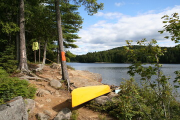 Canoe camp on a lake in Canada - Bivouac de canoes sur un lac au Canada