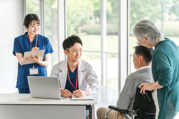 Fototapeta premium An elderly couple and a doctor and nurse at the hospital (medical examination, medical checkup, medical interview, health checkup) 